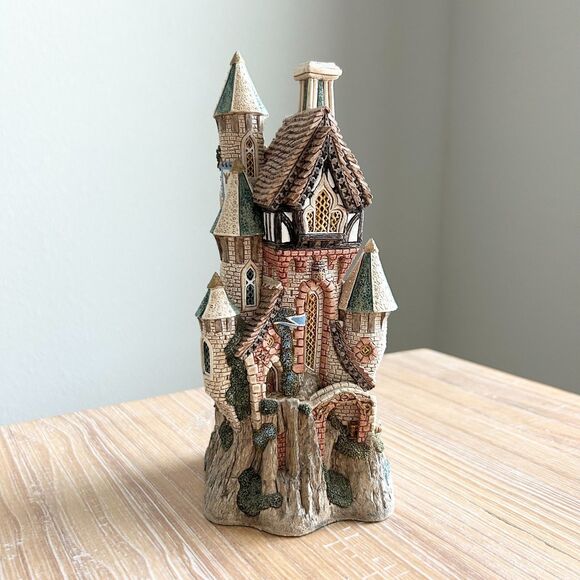 David Winter Merlin's Castle 1998 The King Arthur Collection Handmade in England - Picture 1 of 6